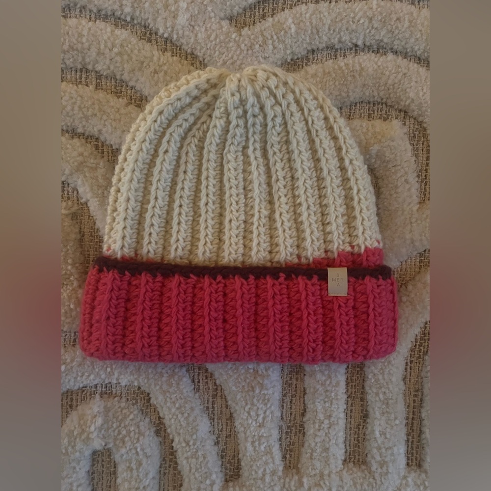 la mer beanie. never worn.